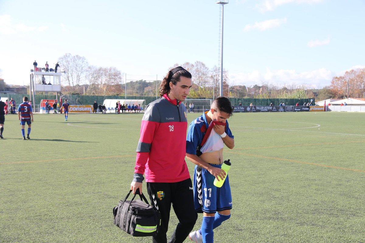 sommaresmefc's tweet photo. ☀️ Bon dia almogàvers! 💙❤️ Ell ha estat sens dubte l’home del cap de setmana, @RogerFernandezT. La seva acció va ser vital per evitar que la vida d’un jugador del Lloret perillés. Un fisio amb una qualitat professional i humana excepcionals. Un fisio 🔝🔝👏👏 https://t.co/lEz2BBD2tJ