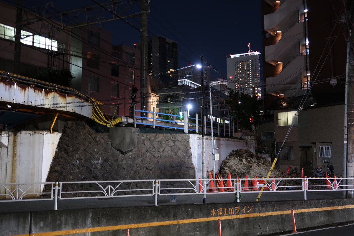 高坂優希 小田急小田原線南新宿参宮橋間にはかつて山谷駅がありました どちらの駅 からも近距離にあり利用者が少なかったため 1945年に休止されてそのまま翌年廃止となりました 1973年に南新宿駅が参宮橋寄りに移転してから山谷駅跡と 南新宿駅の距離は