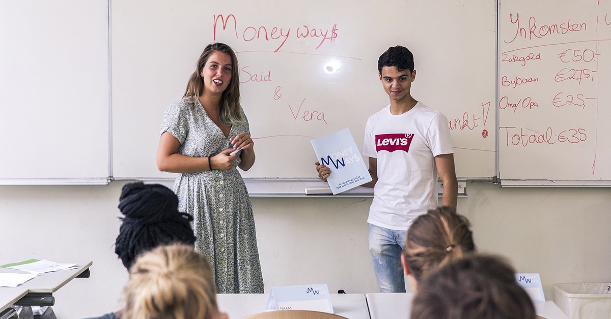 GemeenteHsum's tweet photo. MoneyWays leert jongeren omgaan met geld. Zij gaan binnenkort langs bij 20 klassen van @MBOHilversum. Want je kunt je geld maar een keer uitgeven. #schuldpreventie #nibud
https://t.co/Dl1fEjRmrY https://t.co/eQTCPzkONM