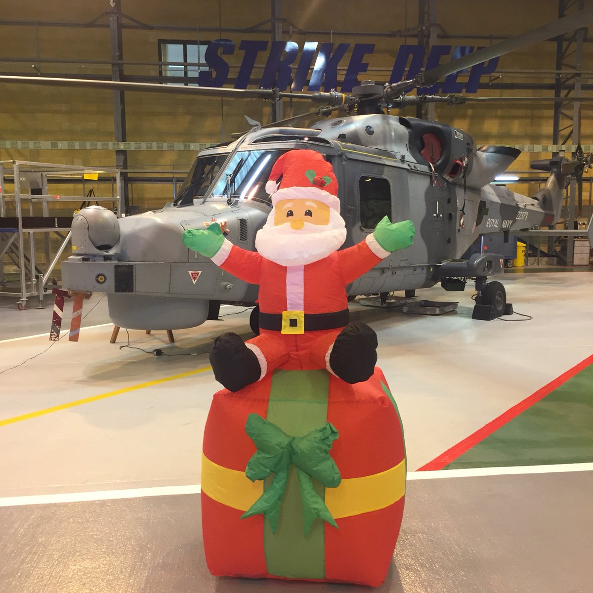 On standby to help Santa out . With the Wildcat helicopters agility no roof is too small & it’s great with an underslung load of presents! ”Ho Ho Ho “ if you need us @RoyalNavy #fleetairarm #SantaClaus #FlySanta #FlyNavy 🏡🎅🏼🎁🚁⚓️