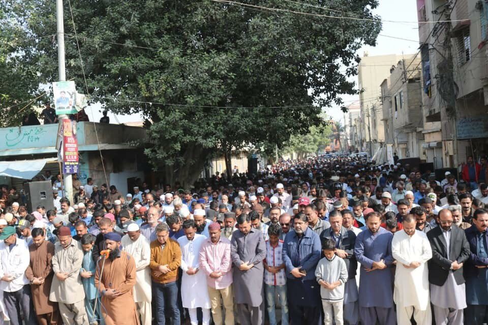 AllNewsOne's tweet photo. آج مورخہ 24 دسمبر 2018 بروز پیر پاک سر زمین پارٹی ناظم آباد گلبہار ٹاؤن کے نعیم اور اظہر کی نماز جنازہ ادا کردی گئی۔
چیئرمین پی ایس پی سید مصطفی کمال صدر انیس قائمخانی سمیت کارکنان اور عوام کی بڑی تعداد نے شرکت کی۔

#KarachiFiring 
#psp
@KamalPSP https://t.co/IR3UBmJWTK