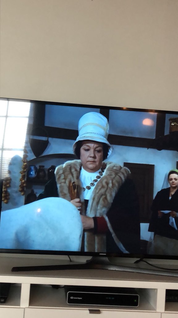 MSkjel's tweet image. Det vi aldri får svaret på i denne sinnssyke filmen: Hvordan kunne Askepotts avdøde og etter sigende gode far falle for denne mega-ugla? Tok over hele butikken også. Arvet skogen og alt