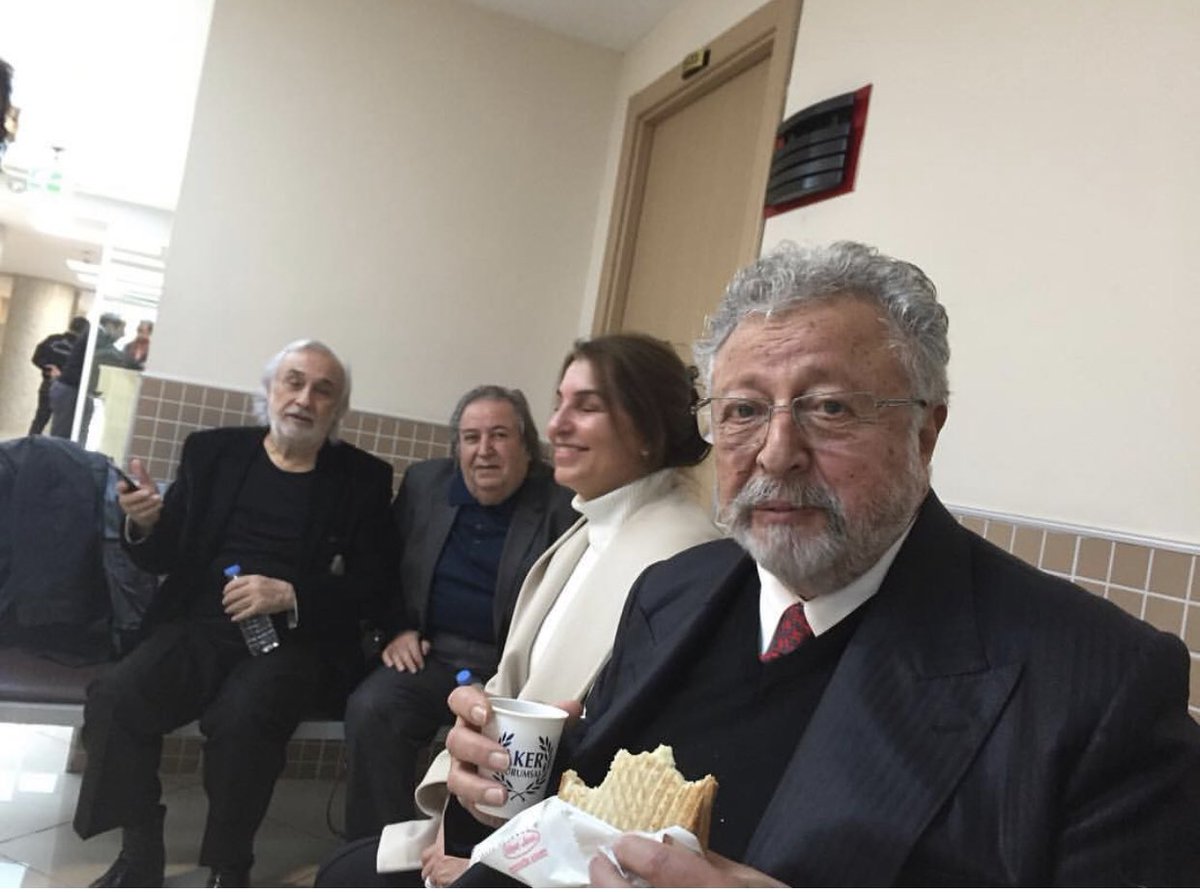 Ülkemizin en güzel sanatçıları adliyede tost ve çay ile kahvaltı yapmak zorunda bırakılırken;
Sanatçı müsvetteleri uçakta havyar, sarayda ejder meyvesi yiyor ! 
Cansınız, kansınız iyi ki varsınız
Müjdat Gezeb Metin Akpınar 🤗
#MujdatGezenYalnızDeğildir #MetinAkpinarYalnizDegildir