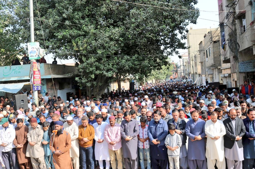 MQMPUpdates's tweet photo. پاک سرزمین پارٹی ناظم آباد گلبہار ٹاؤن کے نعیم اور اظہر کی نماز جنازہ ادا کردی گئی۔

چیئرمین پی ایس پی سید مصطفی کمال صدر انیس قائمخانی سمیت کارکنان اور عوام کی بڑی تعداد نے شرکت کی۔

#Karachi #PSP #MustafaKamal
#KarachiFiring 

@KamalPSP https://t.co/yeA5bFlz83