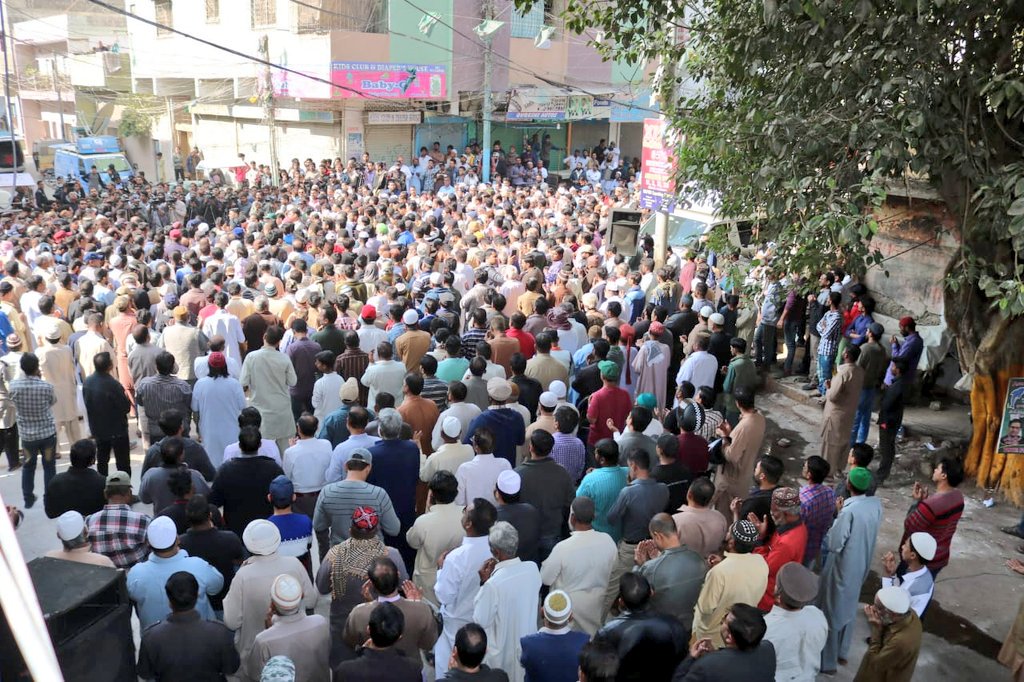 MQMPUpdates's tweet photo. پاک سرزمین پارٹی ناظم آباد گلبہار ٹاؤن کے نعیم اور اظہر کی نماز جنازہ ادا کردی گئی۔

چیئرمین پی ایس پی سید مصطفی کمال صدر انیس قائمخانی سمیت کارکنان اور عوام کی بڑی تعداد نے شرکت کی۔

#Karachi #PSP #MustafaKamal
#KarachiFiring 

@KamalPSP https://t.co/yeA5bFlz83