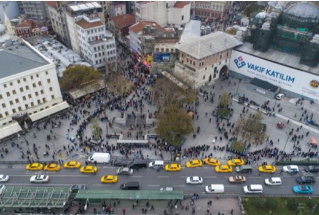 İstanbul'un en fazla ziyaret edilen, en kalabalık ve en büyük paralar bırakılan Türbesi. Bütün dertlere, sıkıntılara, dualara ŞiFA vaad ediyor.
Nimet Abla Türbesi.

Bir bankanın tamir ettirdiği cami mi, yoksa bir kumar işletmesine Türbe demek mi daha ironik bilemedim?
