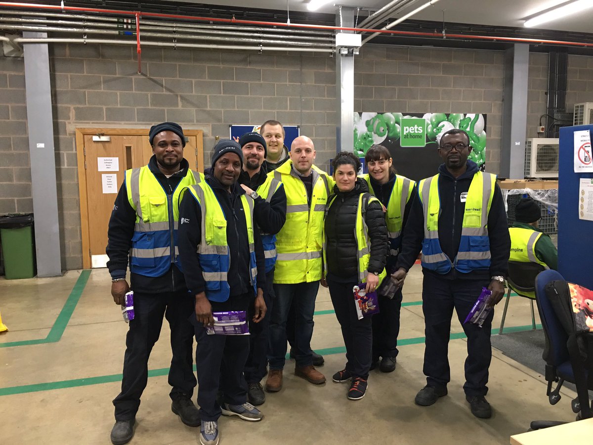 Something a little extra special for the team working on Christmas Eve #selectionbox #servestians <a href="/DL_Walker/">Darren Walker</a> <a href="/lmfricker/">Lee Fricker</a> @TraceyDeveroux @Servest_UK