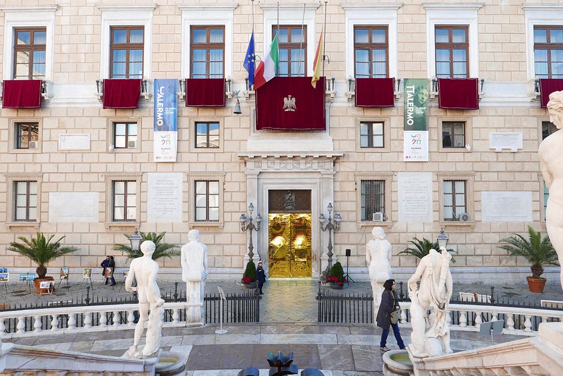 Eldorato3's tweet photo. Da oggi sulle porte del @ComunePalermo l’oro dei poveri, dei migranti e degli scartati. Contro i #portichiusi una città aperta. Installazione di #giovannidegara. Grazie @LeolucaOrlando1 per aver accolto #eldoratoproject #natale2018 #porteaperte #rifugiati #migranti @UNHCRItalia https://t.co/LzZsUuC8jx