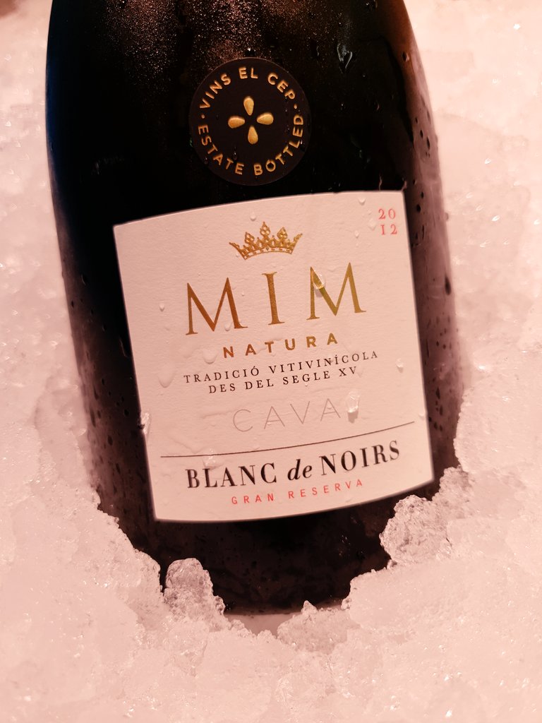 elvinet's tweet photo. 🥂 VINS EL CEP 🍾
Mi pareja ganadora de #PinotNoir para hoy 🔝
MIM Natura Brut Reserva 2016 y Blanc de Noirs Brut Nature Gran Reserva 2012 🍾🍾
#Cava #CavaLovers #VinsElCep #CavaMoment #CavaLife #CavaEducator #FormadorenCava #JoveConfrare #elvinet https://t.co/XcxbxMmiir
