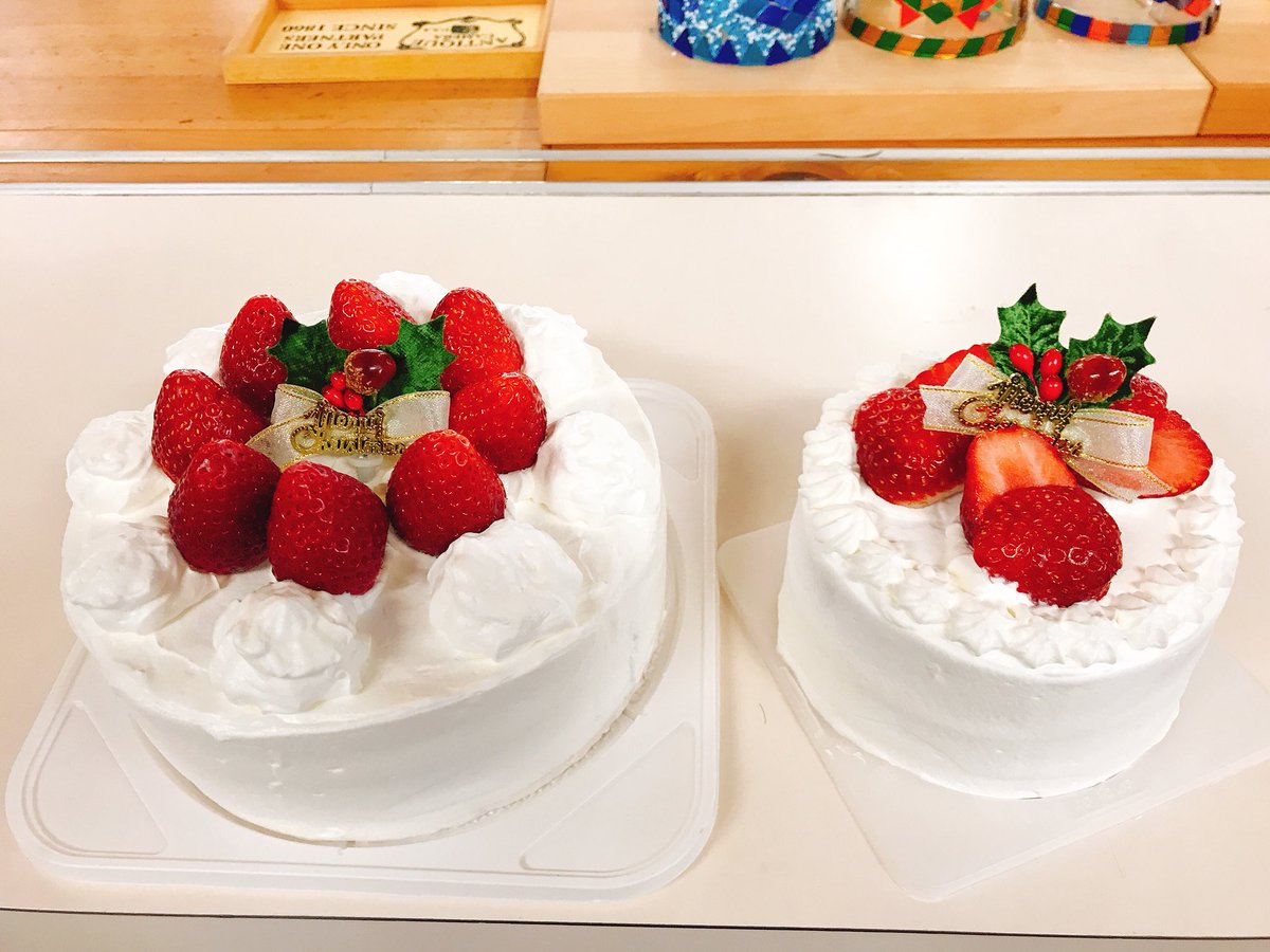 Twitter पर Takko Cafe 今年のクリスマスケーキ 18cmも特別オーダーの12cm 大きさの比較に並べました 食いしん坊なので 12cmなら1人で食べてれしまうかも 艸 Takkocafe 田子町 いちご ショートケーキ クリスマスケーキ クリスマス 創遊村 T