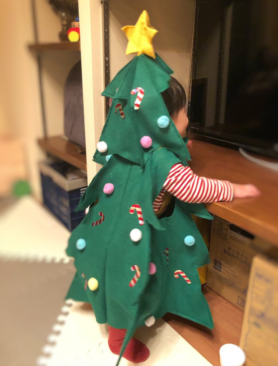 54 メリクリ 家には クリスマスツリーの妖精が居ます ネットのツリー着ぐるみに良いのが無かったから ダイソーでまた材料買って手作り 材料500円 なお 脱いだ後もフェルトを縦に縫ったお陰で自立するからホントにツリー代わりにしてる