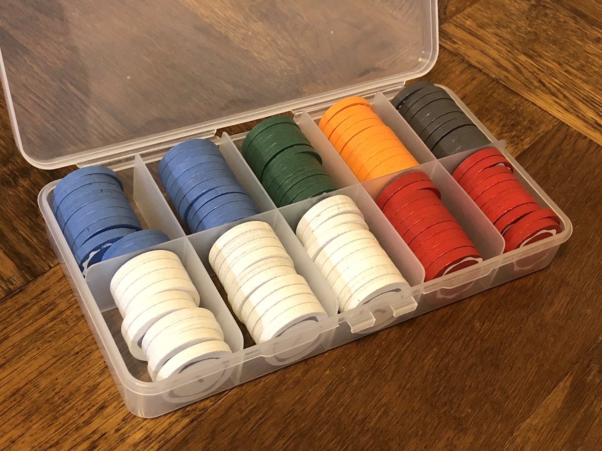 テンデイズの木製コイン をゲット。家にあった100均ケースに入れたらサイズピッタリ。もう1セットあるので同じケースをもう1個欲しいけど、どこで買ったか覚えていない。セリアだったかな。。