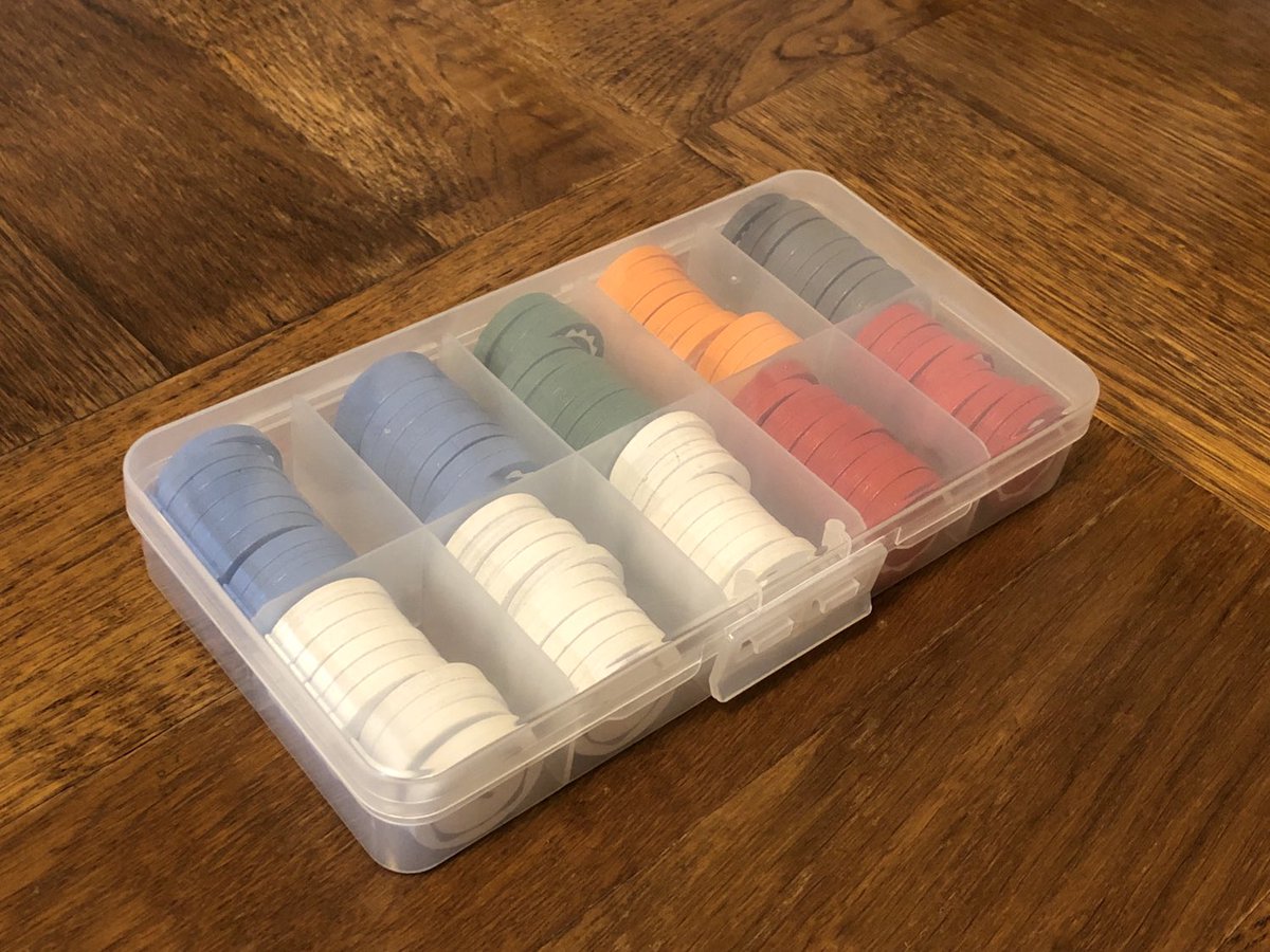 テンデイズの木製コイン をゲット。家にあった100均ケースに入れたらサイズピッタリ。もう1セットあるので同じケースをもう1個欲しいけど、どこで買ったか覚えていない。セリアだったかな。。