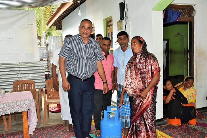 AlmNazeerMP's tweet photo. Dec17.

 Distribute livelihood items at #Oluvil #srilanka 

#ALM_Nazeer #SLMC https://t.co/bPrtRzhOLd