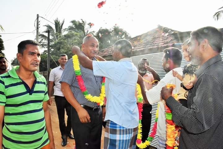 AlmNazeerMP's tweet photo. Dec17.

 Distribute livelihood items at #Oluvil #srilanka 

#ALM_Nazeer #SLMC https://t.co/bPrtRzhOLd
