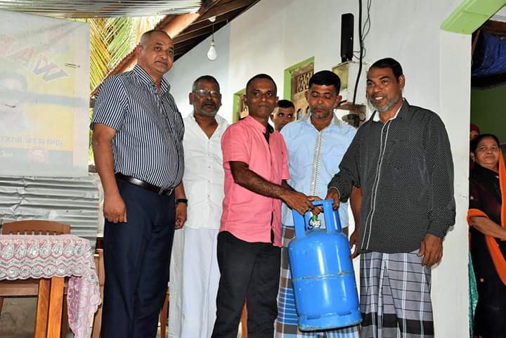 AlmNazeerMP's tweet photo. Dec17.

 Distribute livelihood items at #Oluvil #srilanka 

#ALM_Nazeer #SLMC https://t.co/bPrtRzhOLd