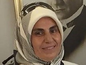 umitkaraca7506's tweet photo. Ak Parti Şişli Kadın Kolları Başkanı Habibe Macit 15 Temmuz Şehitlerinin Ailelerine samana arpa katıp veriyoruz yinede gözleri doymuyor bu çakalların dedi. https://t.co/widHPEC31D