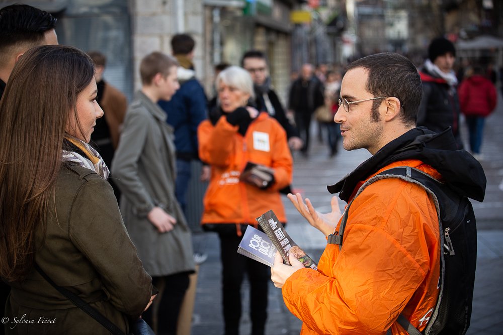 L214's tweet image. Samedi les bénévoles L214 étaient présents dans une douzaine de villes afin de dénoncer l'horreur subie par les 15 milliards d'animaux abattus chaque année en France. #StopAbattoirs

Changeons de regard sur les animaux : vegan-pratique.fr