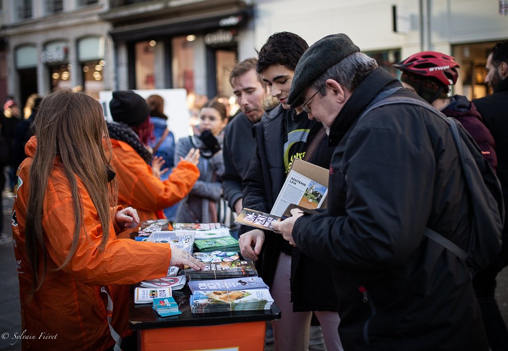 L214's tweet image. Samedi les bénévoles L214 étaient présents dans une douzaine de villes afin de dénoncer l'horreur subie par les 15 milliards d'animaux abattus chaque année en France. #StopAbattoirs

Changeons de regard sur les animaux : vegan-pratique.fr