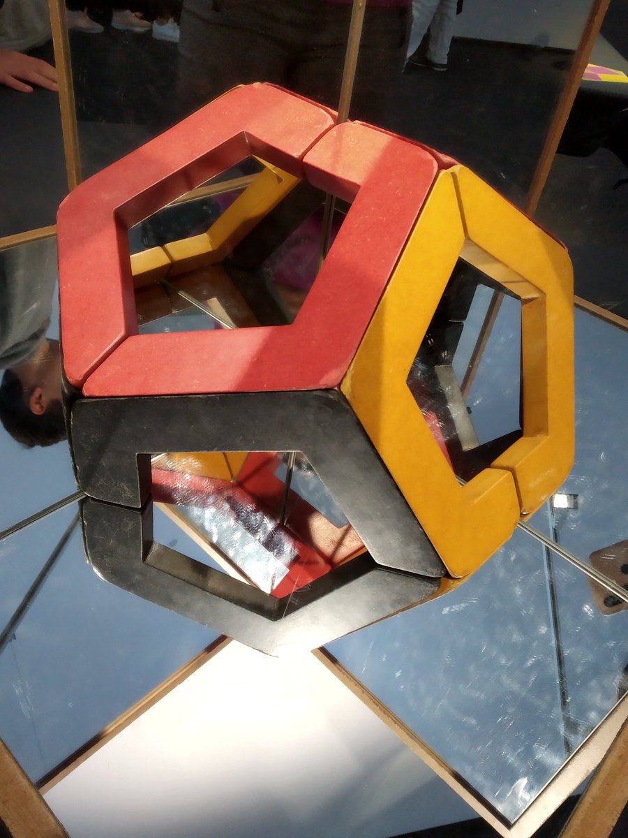 LauFM's tweet photo. Moments al @MMACA_cat en l'exposició de Girona a la @casadeculturagi. Molt recomanable! #mathsarefun https://t.co/OeYfYG7F2E