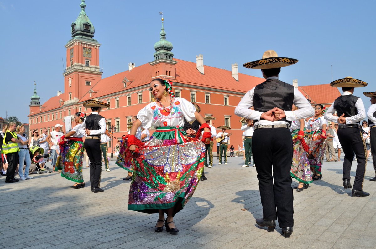 公式 旅らびcom 世界の絶景まとめ チナポブラナ の詳細情報 国 メキシコ 発祥地 都市 プエブラ州 民族衣装の詳細 メキシコの中央部の高原地域で着られるビーズ刺繍の衣装 男性は チャロ という黒い上着に銀の装飾がつけられたズボンの衣装