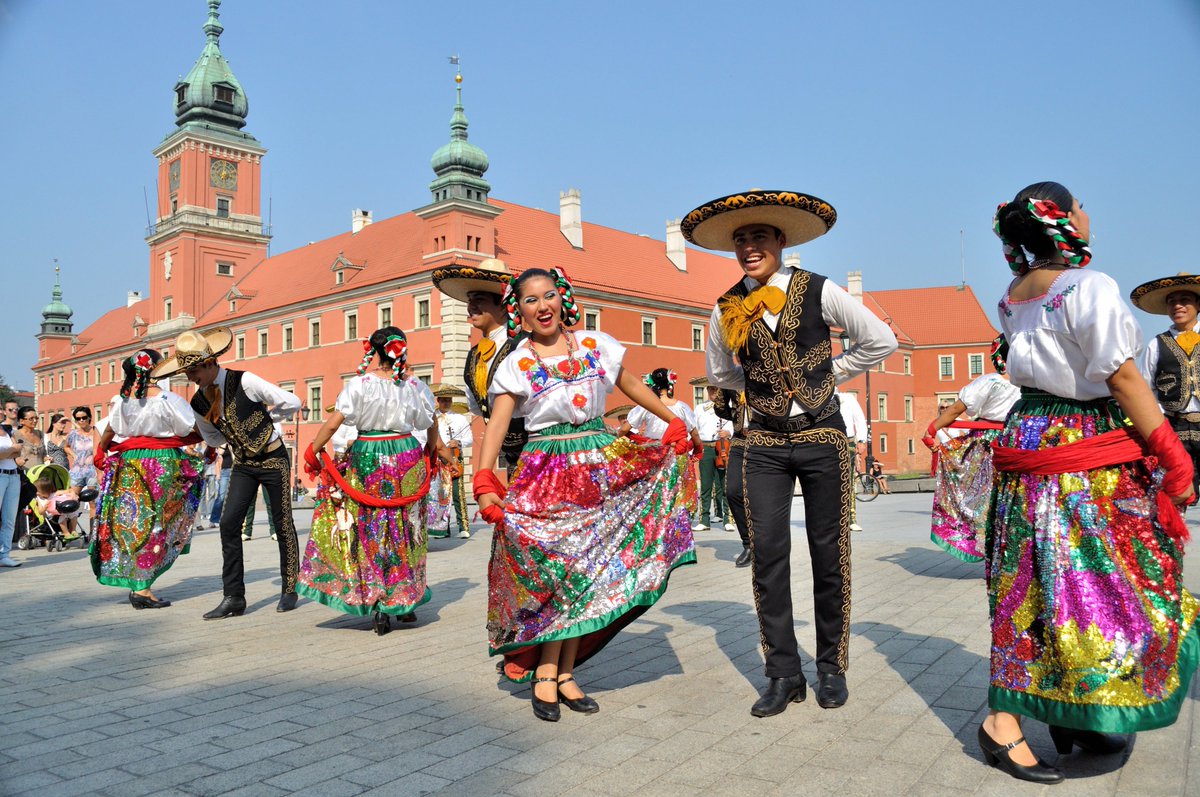 公式 旅らびcom 世界の絶景まとめ チナポブラナ の詳細情報 国 メキシコ 発祥地 都市 プエブラ州 民族衣装の詳細 メキシコの中央部の高原地域で着られるビーズ刺繍の衣装 男性は チャロ という黒い上着に銀の装飾がつけられたズボンの衣装