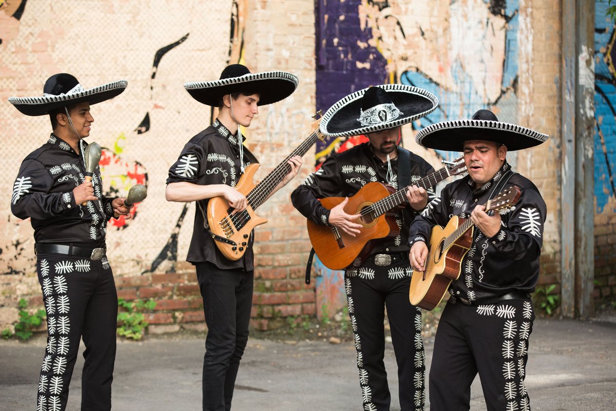 公式 旅らびcom 世界の絶景まとめ チナポブラナ の詳細情報 国 メキシコ 発祥地 都市 プエブラ州 民族衣装の詳細 メキシコの中央部の高原地域で着られるビーズ刺繍の衣装 男性は チャロ という黒い上着に銀の装飾がつけられたズボンの衣装