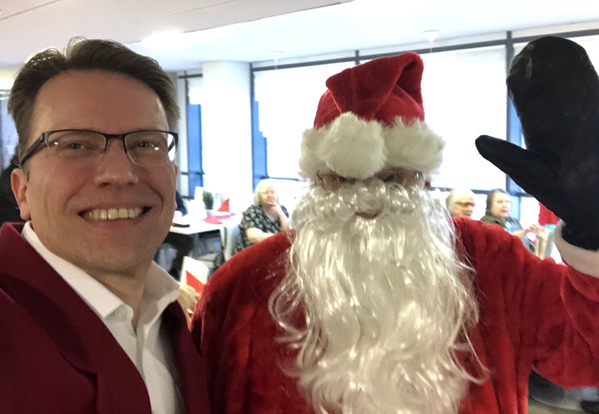 mhelin's tweet photo. #atwork #withsanta https://t.co/3mpV4yjYhL