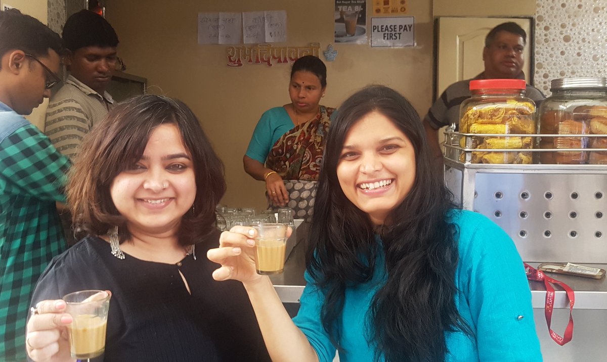 ChaitaliDevlek1's tweet image. Tea Lovers Group at the phenomenal  Sai Sagar chaiwala! #teaconnoseiurs #tealovers #happyfaces #besttea