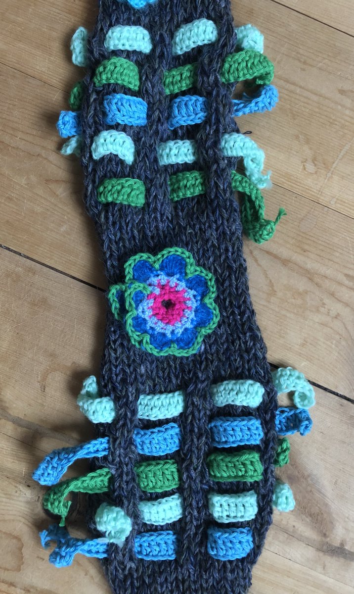 anked's tweet photo. Sneakpreview: #guerillaknitting beim #35c3 - zu den ca 60m bei letzten C3s umstrickten Handläufen kommen diesmal weitere im Farbspektrum des diesjährigen Kongresses dazu- es wird wild u blumig 😍 Freu mich ü mitstricker*innen! @leipzigermesse #yarnbombing #knithacking #flausch https://t.co/CNsnOnwYbT