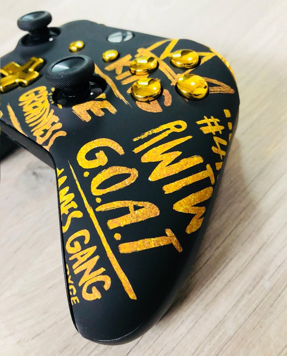 2KNederland's tweet photo. Vandaag geven we de g.o.a.t onder de controllers weg. 🎮🎅

Wil jij deze winnen? RT dan deze tweet en laat ons weten in de reacties op jij de #PS4 of #Xboxone controller wilt winnen. https://t.co/tKFvLfuEH9 https://t.co/B1in0iMokD