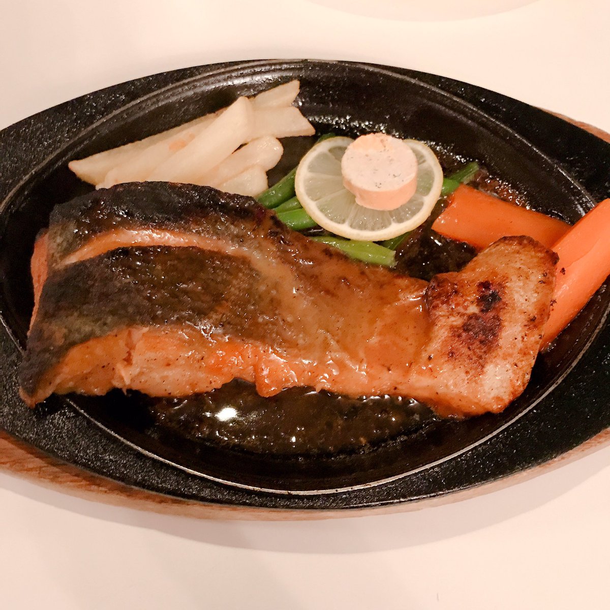 菜々 食べるの大好き على تويتر 近所の老舗の洋食屋さんでクリスマスディナー のつもり 飛び込みだったから お席はよくなかったけど いつもと変わらぬ味 変わらぬメニュー 入口のクリスマスツリー 以外は通常運転 プレゼントは スマホケース ありがとう 菜々 食べるの大好き على تويتر 近所の老舗の洋食屋さんでクリスマスディナー のつもり 飛び込みだったから お席はよくなかったけど いつもと変わらぬ味 変わらぬメニュー 入口のクリスマスツリー 以外は通常運転 プレゼントは スマホケース ありがとう