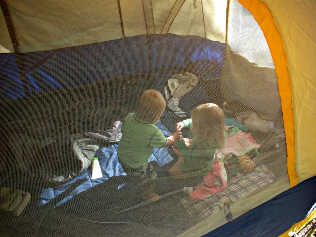 ⚠️ #Tips to survive during your #camping holidays with kids ➡️ ow.ly/IjAm30juWne via @ourtravelingfam