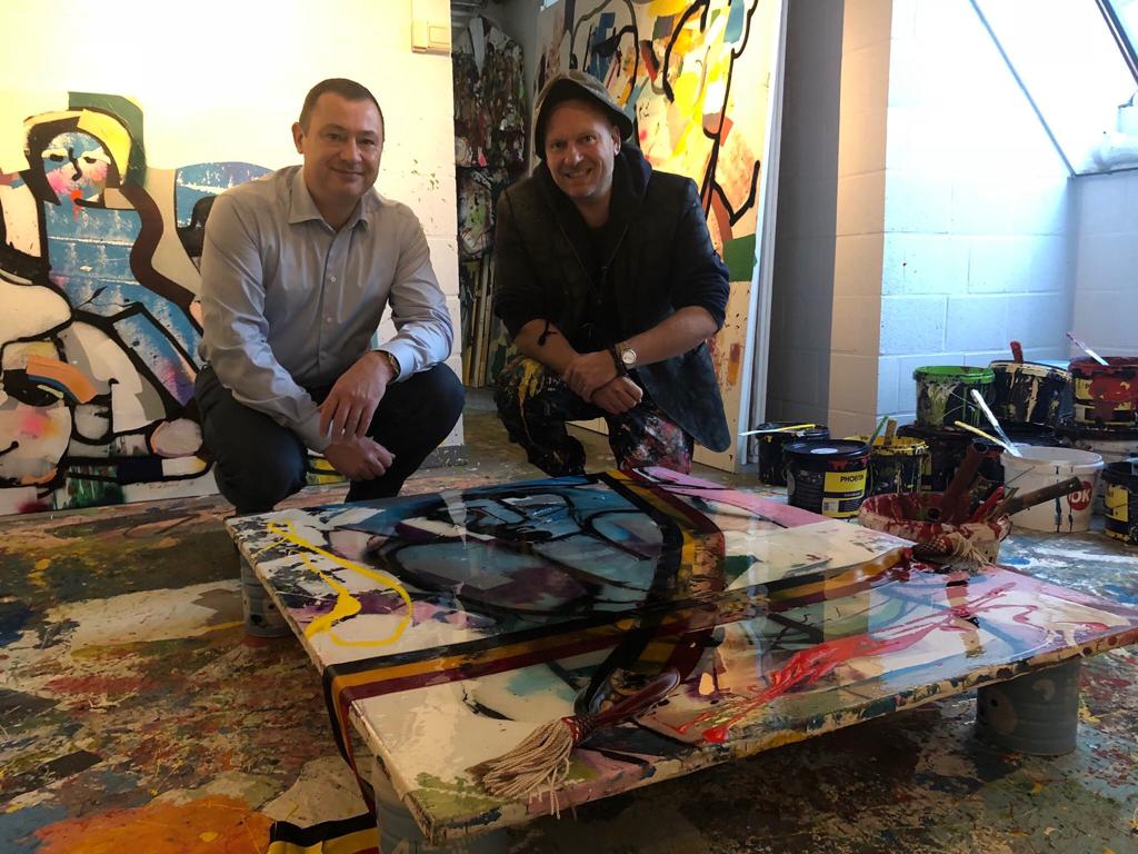 rob_televisie's tweet photo. Het schilderij van burgemeester @PeterReekmans en kunstenaar @pimsmit is verkocht voor 2.000 euro. Het is de topvrouw van @Vias_institute, @KarinGenoe uit #Glabbeek, die het kunstwerk mee naar huis neemt, het geld gaat integraal naar @KOTKanker. #robnieuws #robtv https://t.co/5fLViDOUhY
