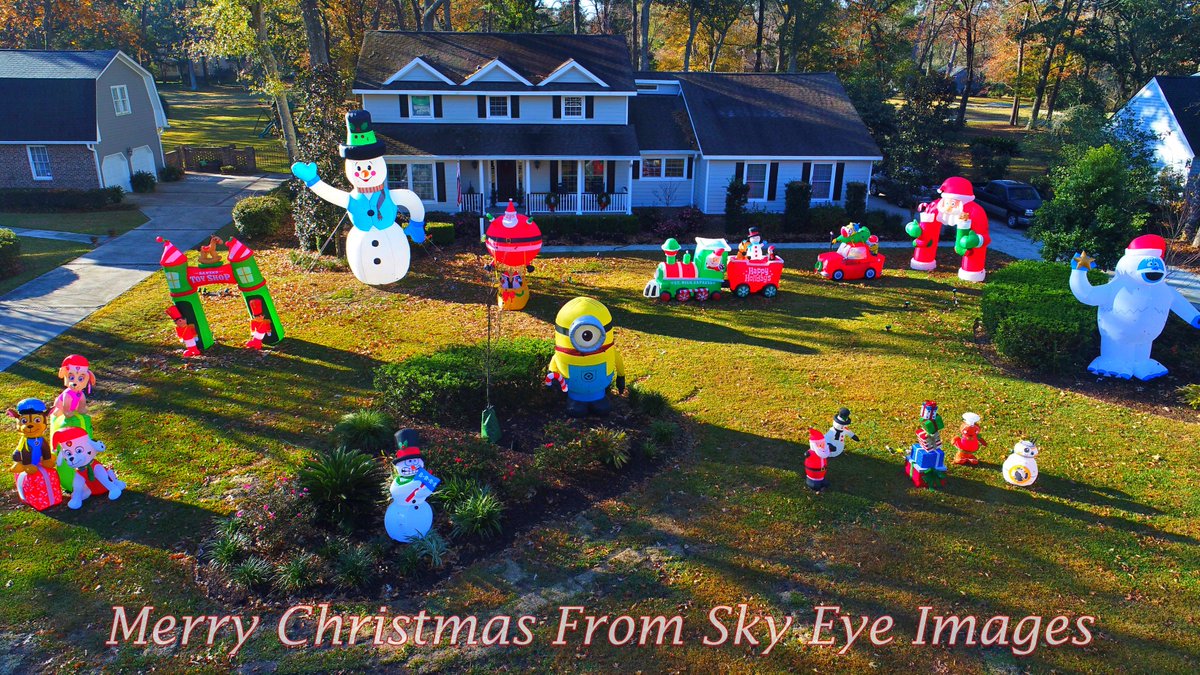 skyeyeimagesllc's tweet photo. Welcome to Christmas Eve. Fly Well My Friends #skyeyeimages #christmas #decorations #sneefarm #happy #drones #sc https://t.co/ooJKwzwm3X