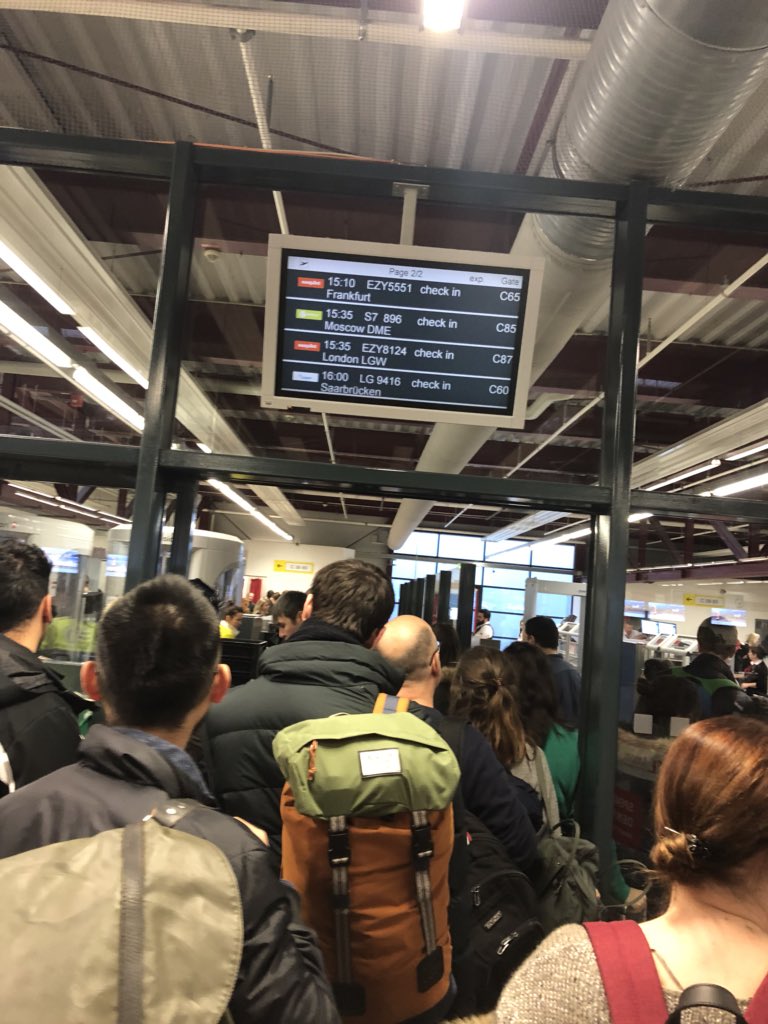 Wahrscheinlich ist das der Grund, weshalb die Autobahnen so leer sind 🙈 #flyinghomeforchristmas #berlintegel #Weihnachten