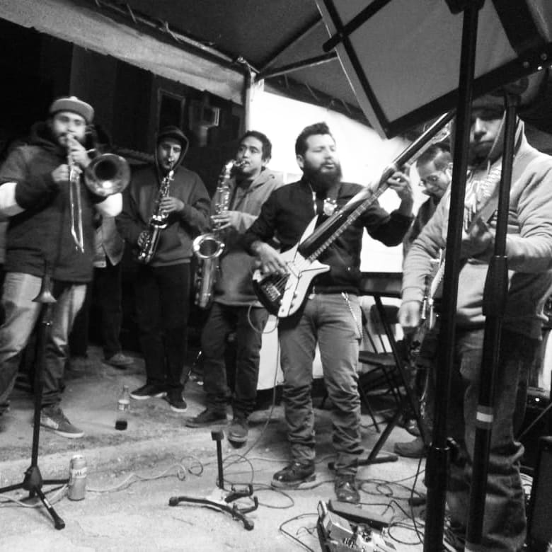 Zona Kingston 🔥
Derritiendo la escarcha ❄️
Poniendo a bailar a todos, pura cumbia Jamaicana 🇯🇲