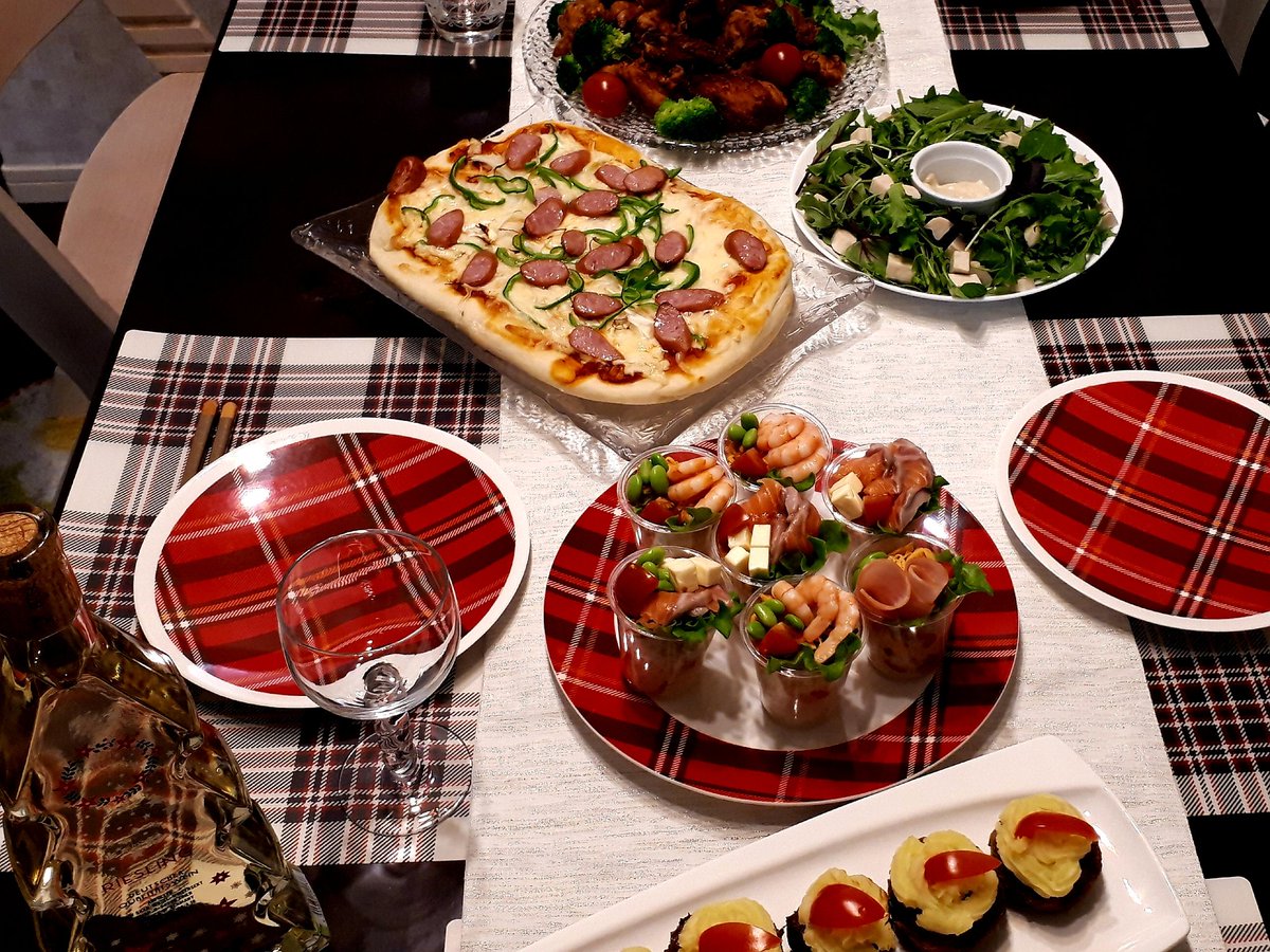 judDqO1YgRQh9Ij's tweet image. #ファミリークリスマス 
カップちらし寿司
唐揚げ
自家製ピザ
マッシュポテトのせミートローフ
リース型サラダ

スノーマンカップケーキ
（ムスメと旦那さん作）

#ハッピークリスマス
#自己満足 
#自画自賛