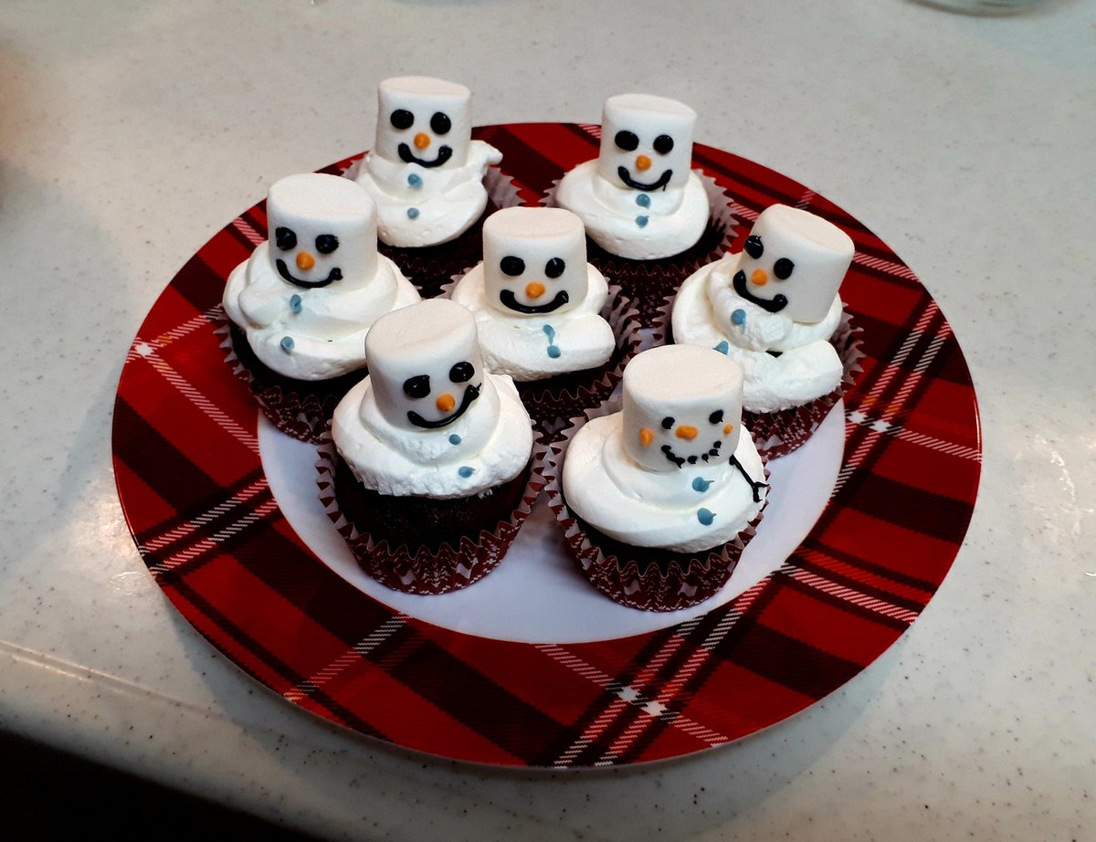 judDqO1YgRQh9Ij's tweet image. #ファミリークリスマス 
カップちらし寿司
唐揚げ
自家製ピザ
マッシュポテトのせミートローフ
リース型サラダ

スノーマンカップケーキ
（ムスメと旦那さん作）

#ハッピークリスマス
#自己満足 
#自画自賛