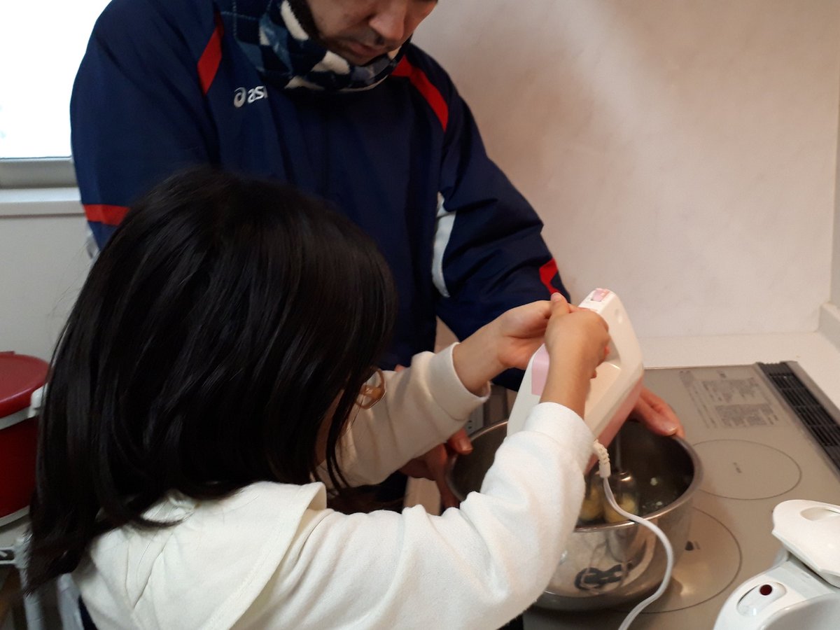 judDqO1YgRQh9Ij's tweet image. #ファミリークリスマス 
カップちらし寿司
唐揚げ
自家製ピザ
マッシュポテトのせミートローフ
リース型サラダ

スノーマンカップケーキ
（ムスメと旦那さん作）

#ハッピークリスマス
#自己満足 
#自画自賛