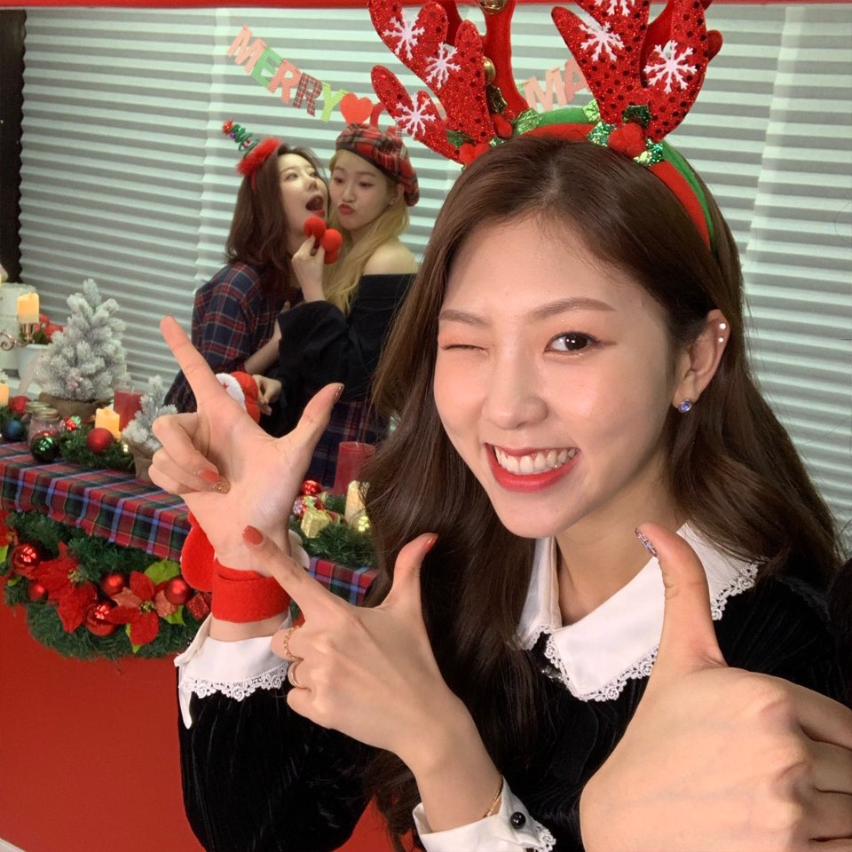 cherryontop_uc's tweet photo. [#이아나🌙] 크리스마스이브 잘 보내구 계신가요❄️
오늘부터 갑자기 또 추워졌어요 😢 따뜻하게 입으시구 
행복한 #크리스마스 보내세요💜!!!! 
#무엇보다 #감기 #조심하셔야해요 #❤️
HAPPY CHRISTMAS👑 https://t.co/mNAmzFOg8C