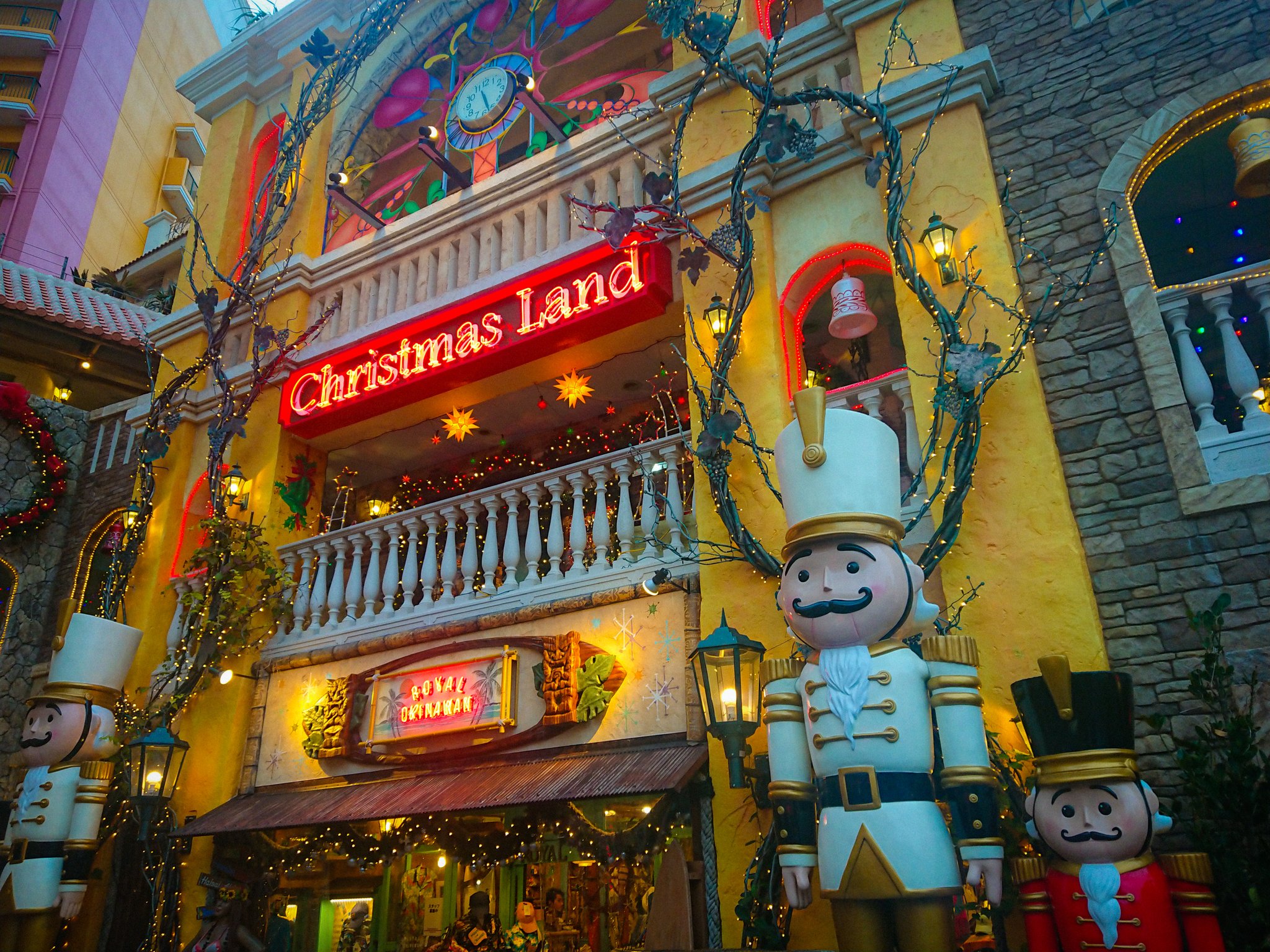 Dj Love Sekainoowari メリークリスマス って言うタイミングよく分からないよね 明日はファフロツキーズfinalでございます Fafrotskies ファフロツキーズ T Co E4xvlff0ij Twitter