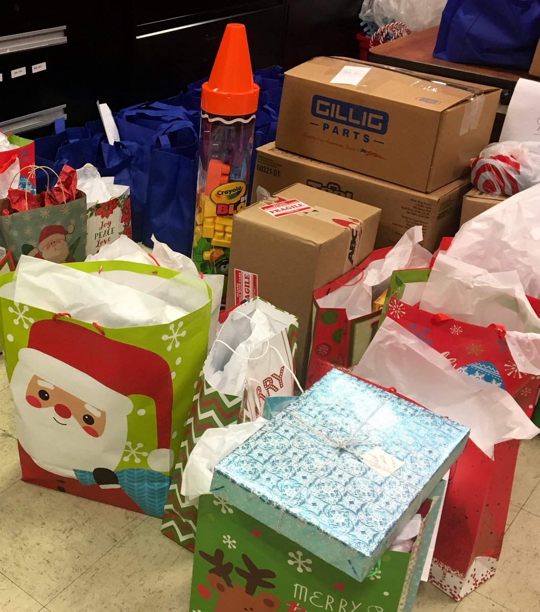 JRCJMU's tweet photo. This morning @CDTA with #Schenectady County Human Rights Commission MLK Coalition, @UnitedWay_GCR @AmericanCancer @PriceChopper & #Mallozzi making families happy on #ChristmasEve. @WNYT https://t.co/7AsRHyIb4z
