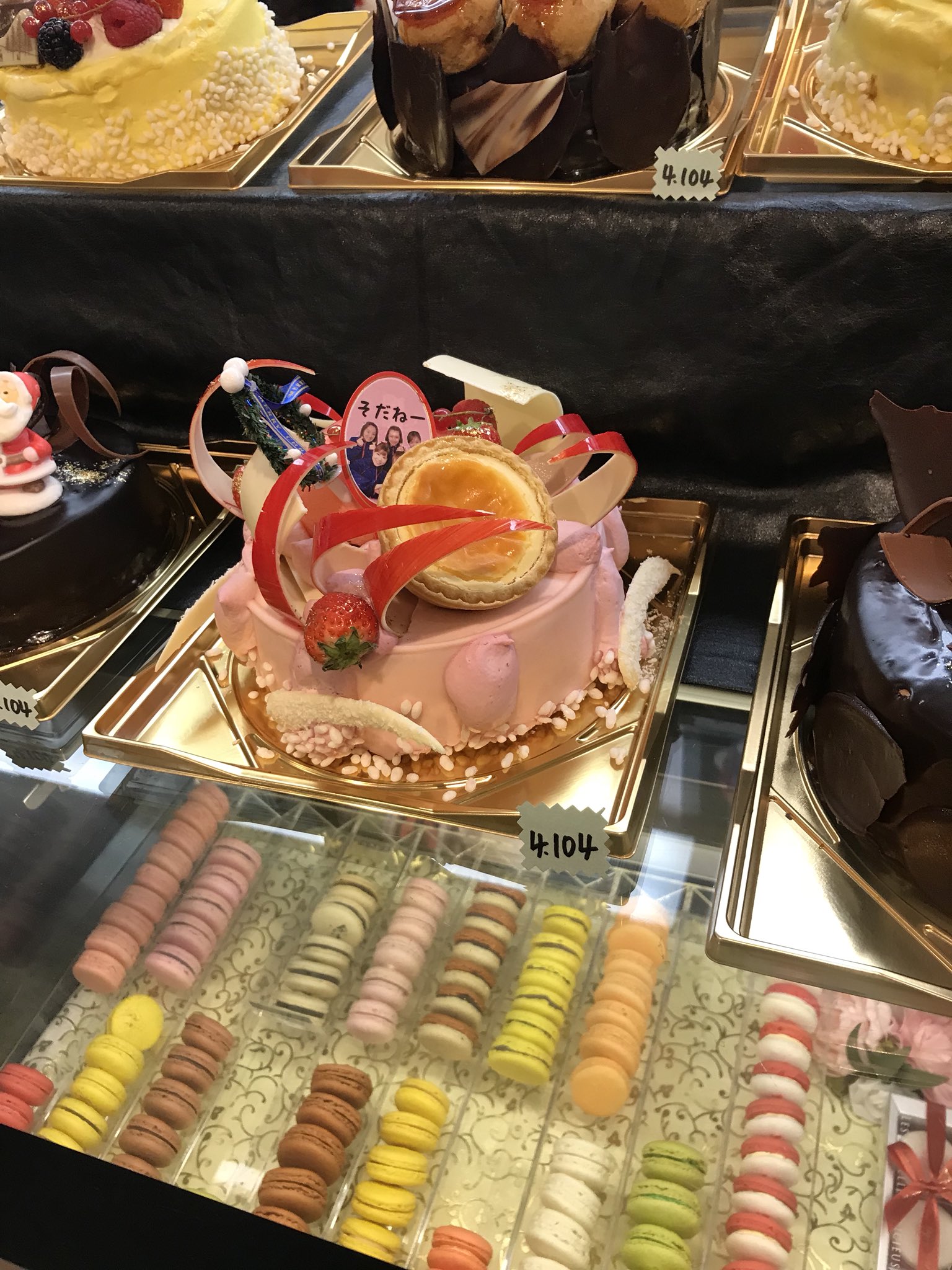 八戸食べ歩き巡り アルパジョン下長本店では ほうじ茶を無料で飲むことが可能です 今日はクリスマスケーキが店内にずらっと並ばれていました その中でも そだね のクリスマスケーキも販売していました サンタシュークリームを買って食べましたが