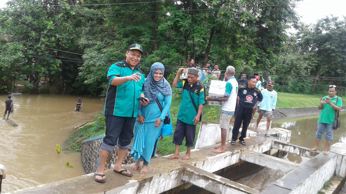 hadyjaiza's tweet photo. Menyalurkan Bantunan sosial kepada Korban Banjir kedunglangkap kencong jember
#BERGERAKBERSAMARAKYAT
#PPPJEMBER
#PPPJATIM https://t.co/K66OIUM3kl