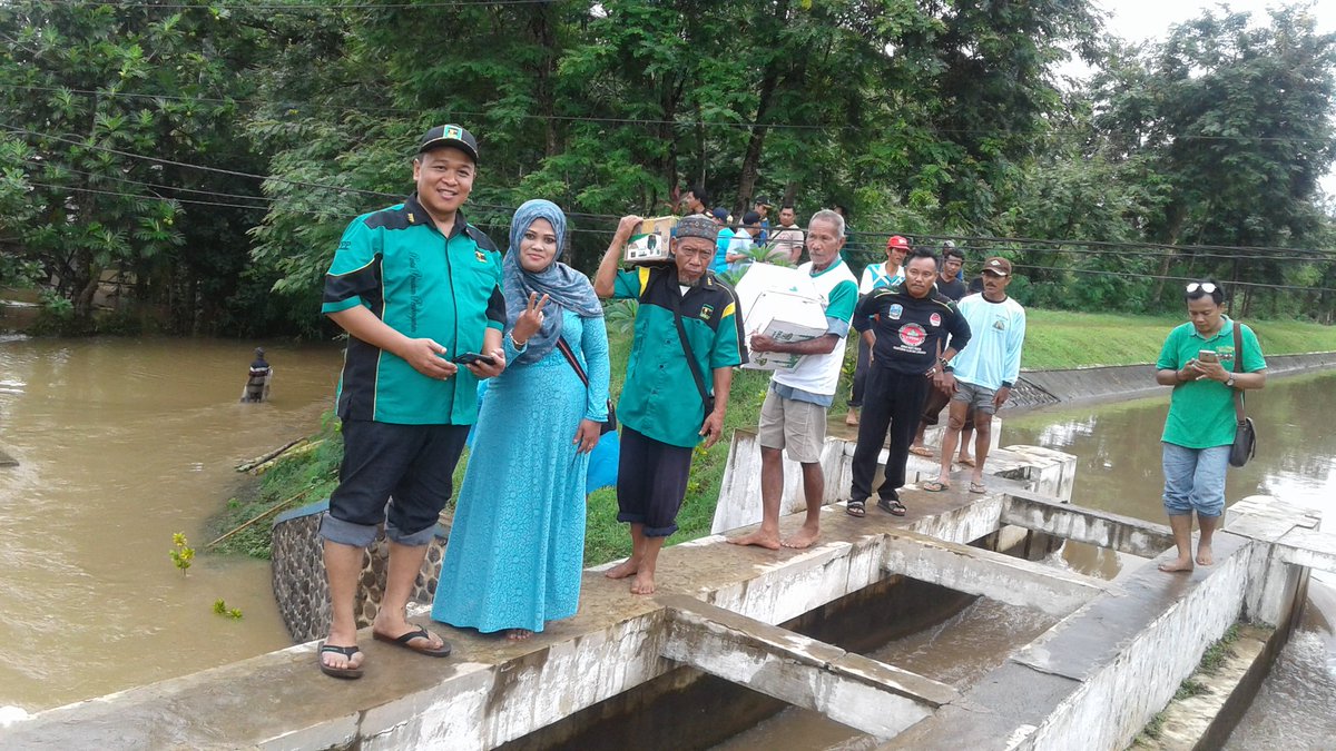 hadyjaiza's tweet photo. Menyalurkan Bantunan sosial kepada Korban Banjir kedunglangkap kencong jember
#BERGERAKBERSAMARAKYAT
#PPPJEMBER
#PPPJATIM https://t.co/K66OIUM3kl