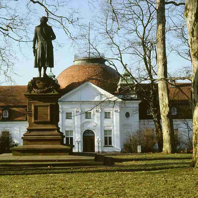 #Museummonday🎉🎄

Wir wünschen euch ein frohes Weihnachtsfest!🎄🎅

Das Schiller-Nationalmuseum &amp; das Literaturmuseum der Moderne beherbergen einen Teil des bedeutenden deutschen Literaturarchivs. 

Schaut vorbei👇
buff.ly/2PGtd0M
buff.ly/2PIU3FI