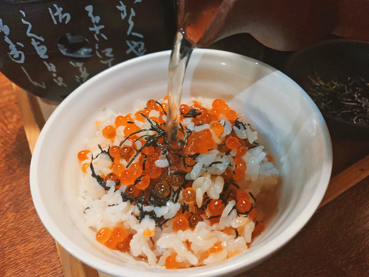 muni_gurume's tweet photo. 【かまどか】
@東京：上野駅から徒歩3分

イクラが一面に敷き詰められた「いくら釜飯」を食べられるお店。
プチプチ食感のイクラが目の前に広がる姿はまるで赤い宝石✨
釜���炊き上げられたご飯と一緒にイクラを頬張れるのは贅沢なひと時🎶
出汁を注いでお茶漬けを楽しむことも出来ます！ https://t.co/NxM34qHYmd