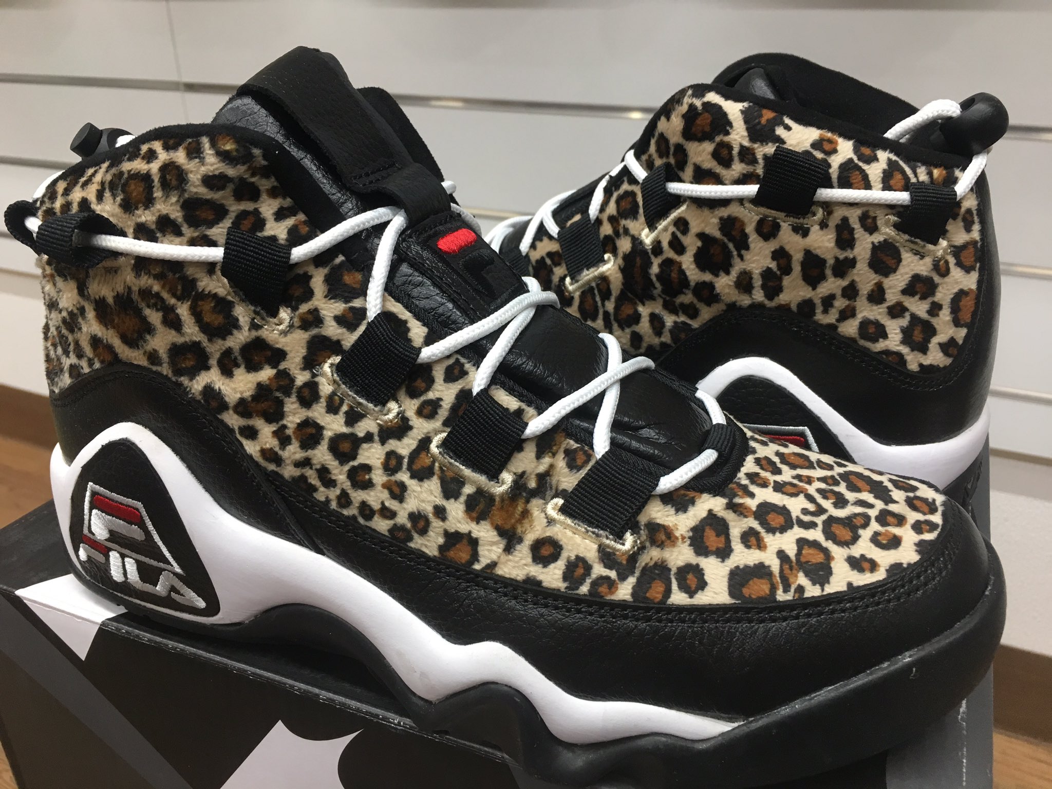 Mash Up Shoes Fila 95primo Leopard Fur 90年代に誕生したバッシュにレオパード素材を組み合わせた一足が再入荷 26 5 28 0cmまで揃っているのでお探しの方はこの機会に是非 明日もお待ちしてます Fila 95primo Sneakershop Mashup 大須
