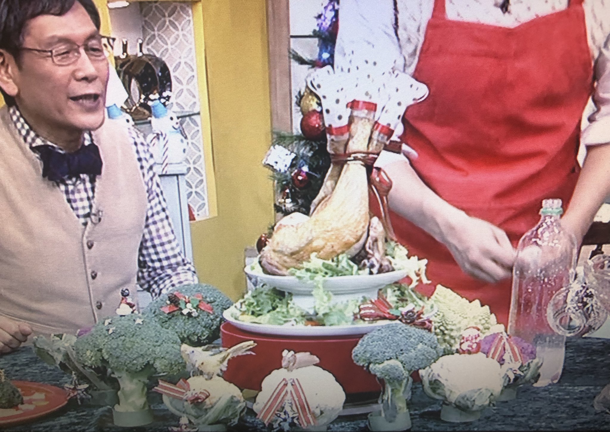 画像 チキンが回転したのを見てたらチキンが美しく見えたwwけど 周りのブロッコリーがカオスでなんかの儀式に見えた 平野レミ 今日の料理 ブロッコリー クリスマストリー まとめダネ